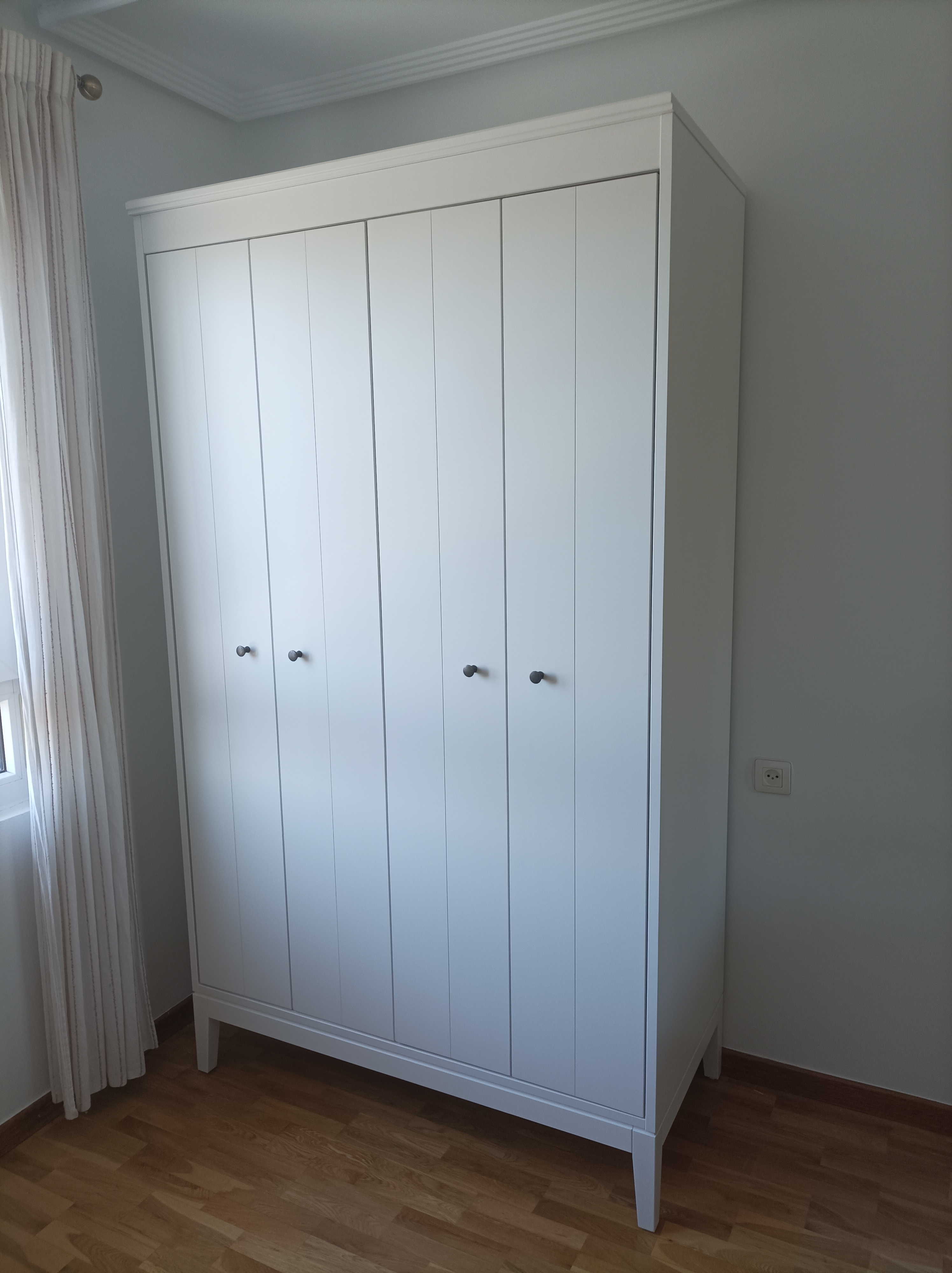 Después: Armario HEMNES 4 puertas blanco