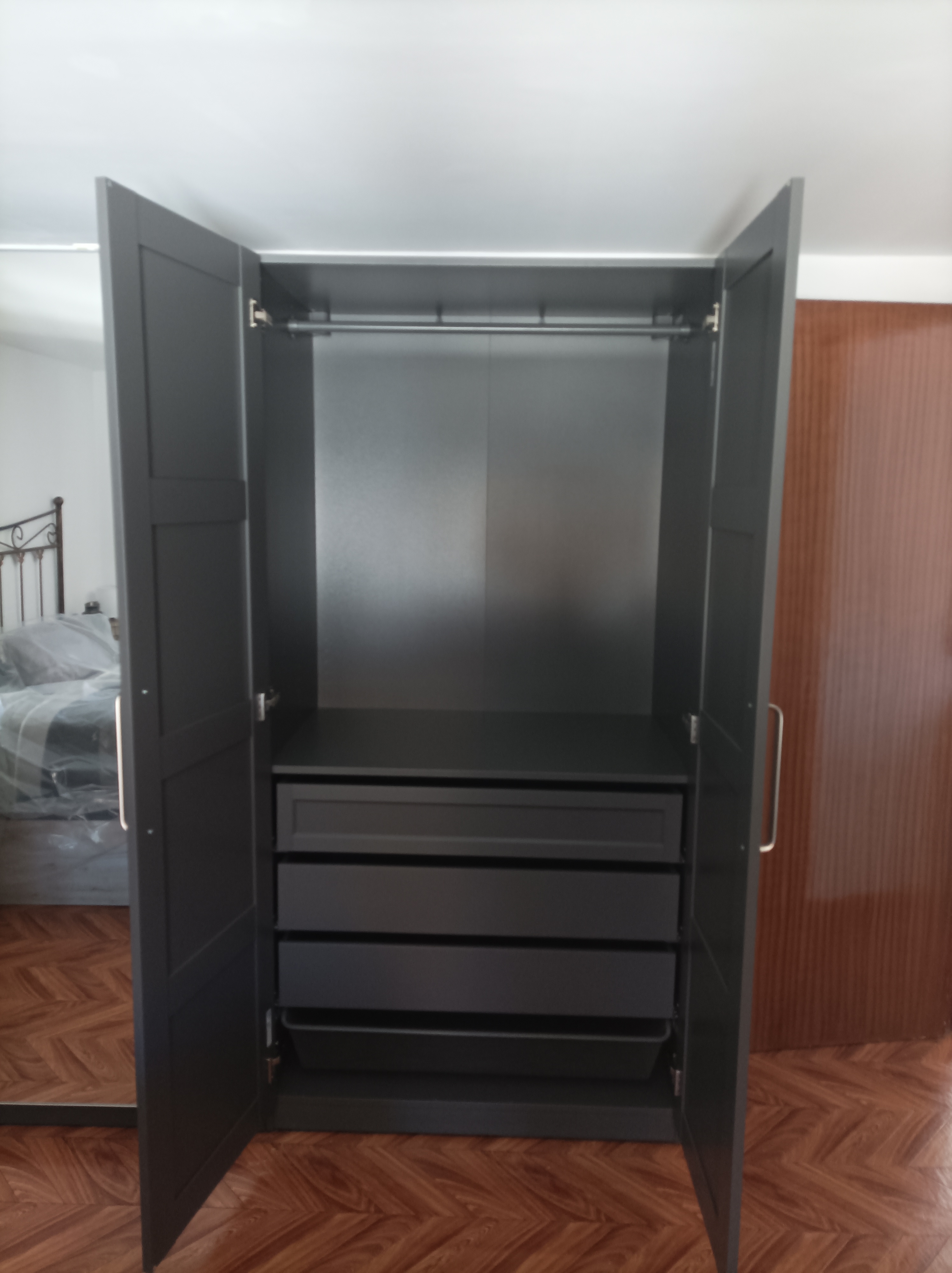 Después: Armario PAX grafito interior