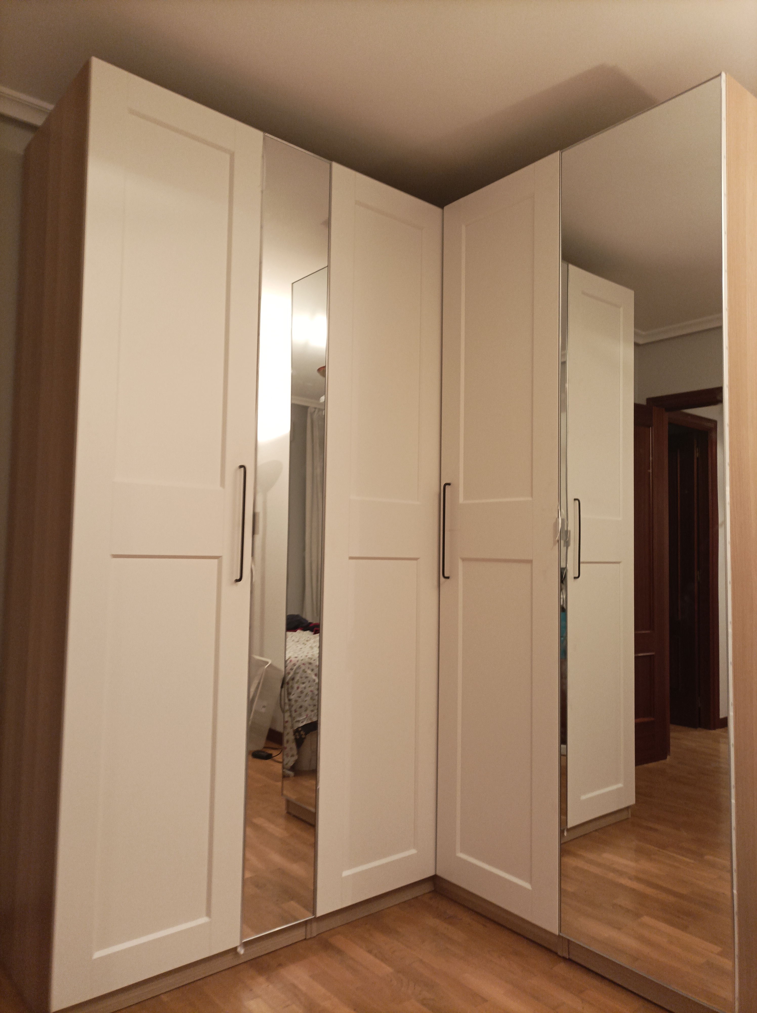 Después: Armario PAX con puertas espejo