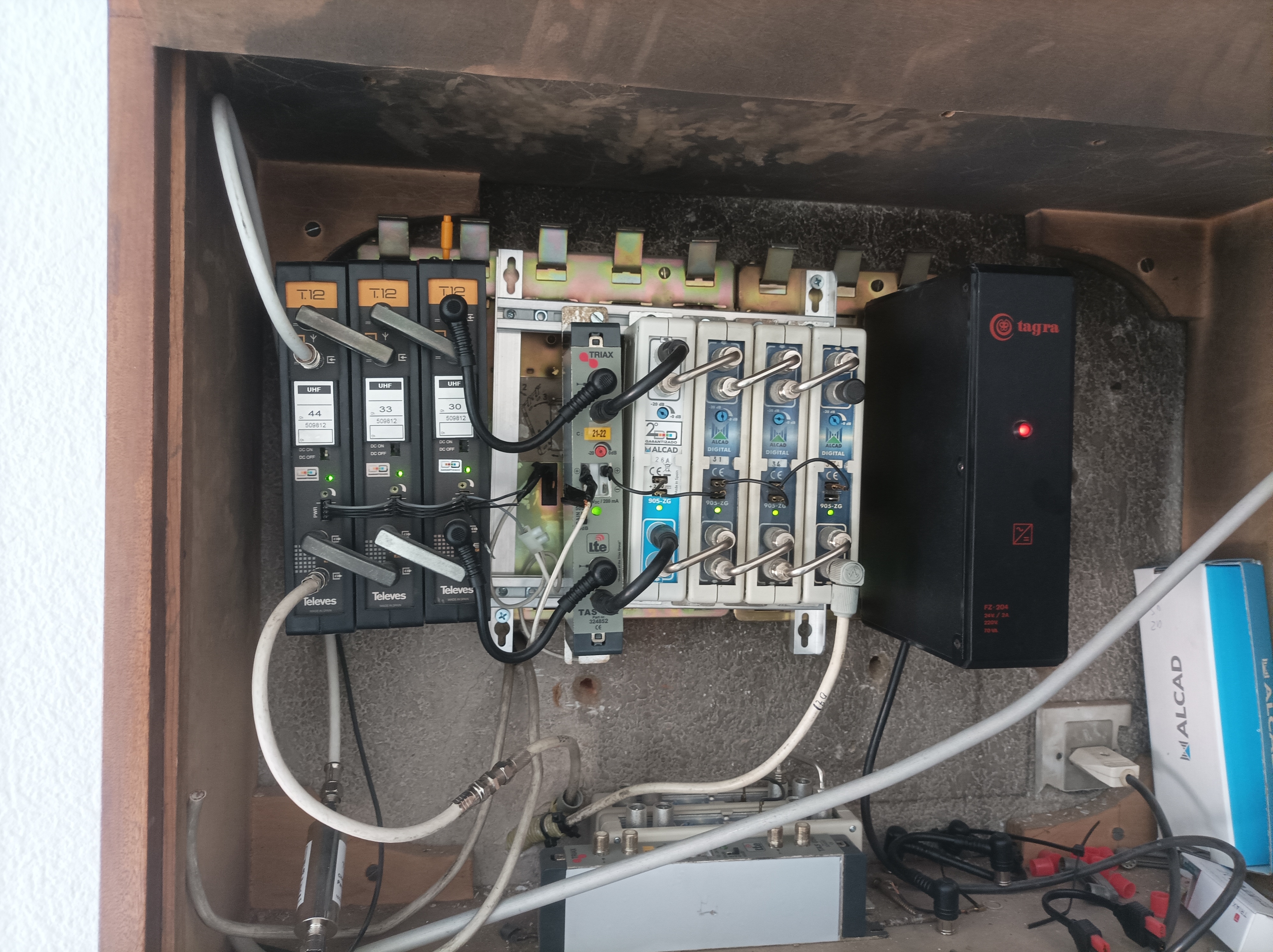 Antes: Modernización cabezal amplificador TDT en comunidad de vecinos