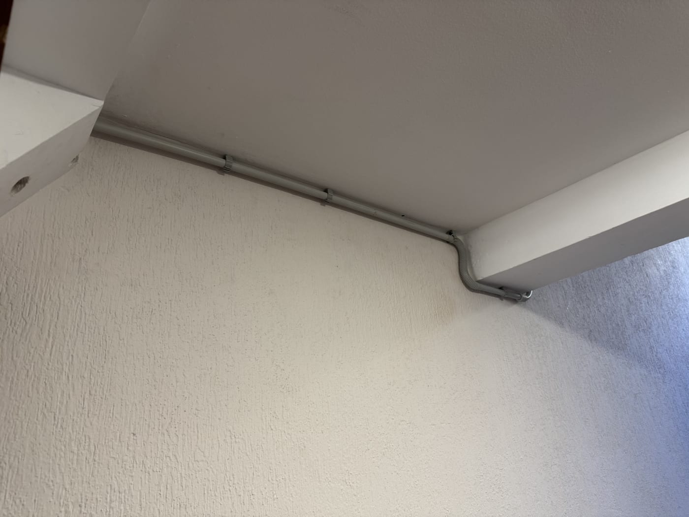 Canalización con tubo en comunidad de vecinos: Zonas comunes: tubo siguiendo el techo