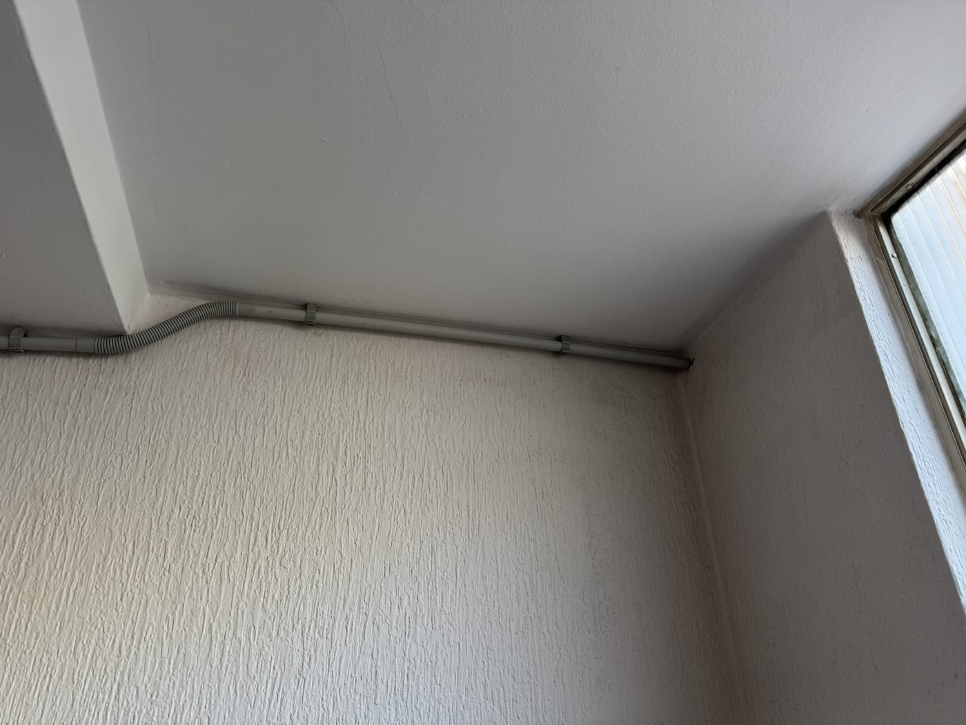 Canalización con tubo en comunidad de vecinos: Zonas comunes: curva bajo el techo