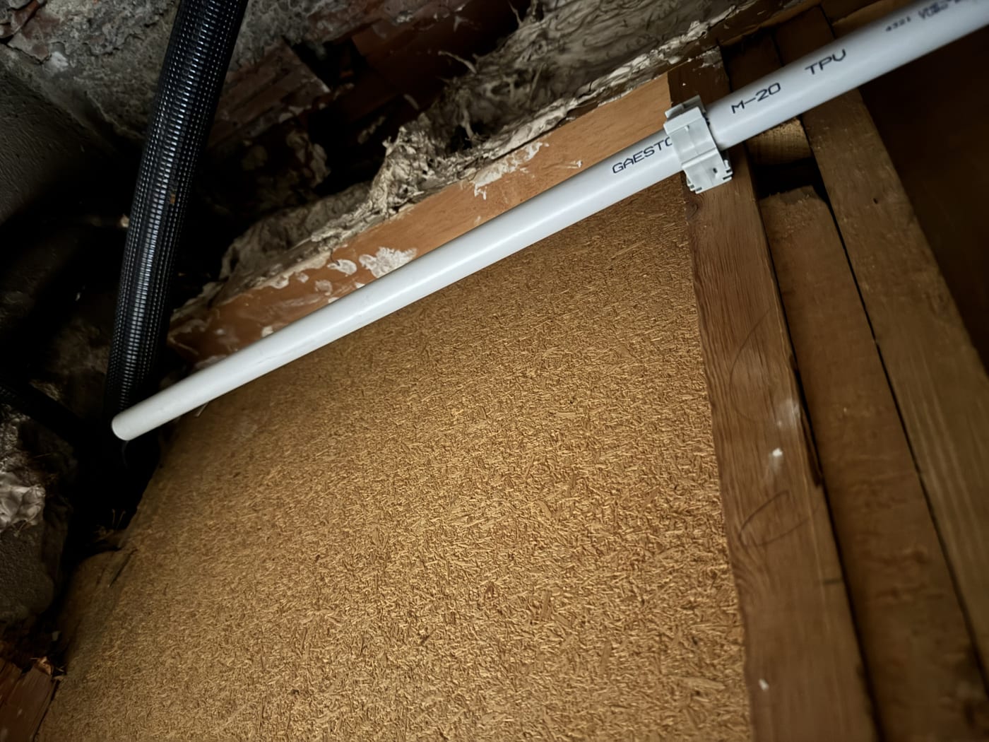 Canalización con tubo en comunidad de vecinos: Falso techo: tubo grapado