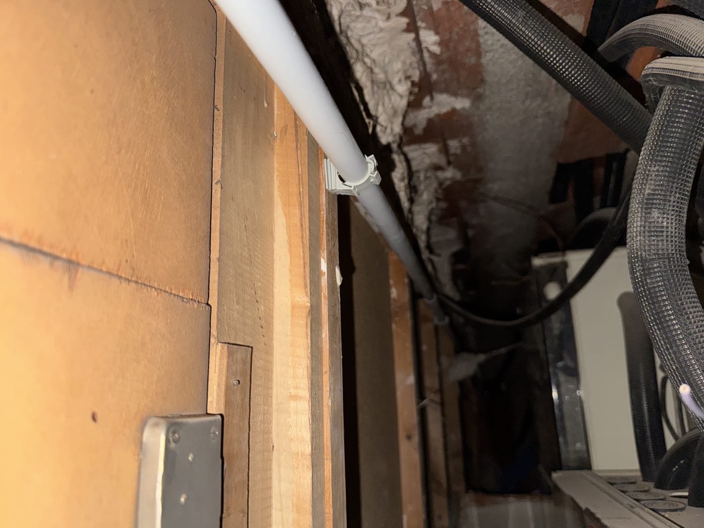 Canalización con tubo en comunidad de vecinos: Falso techo: recorrido