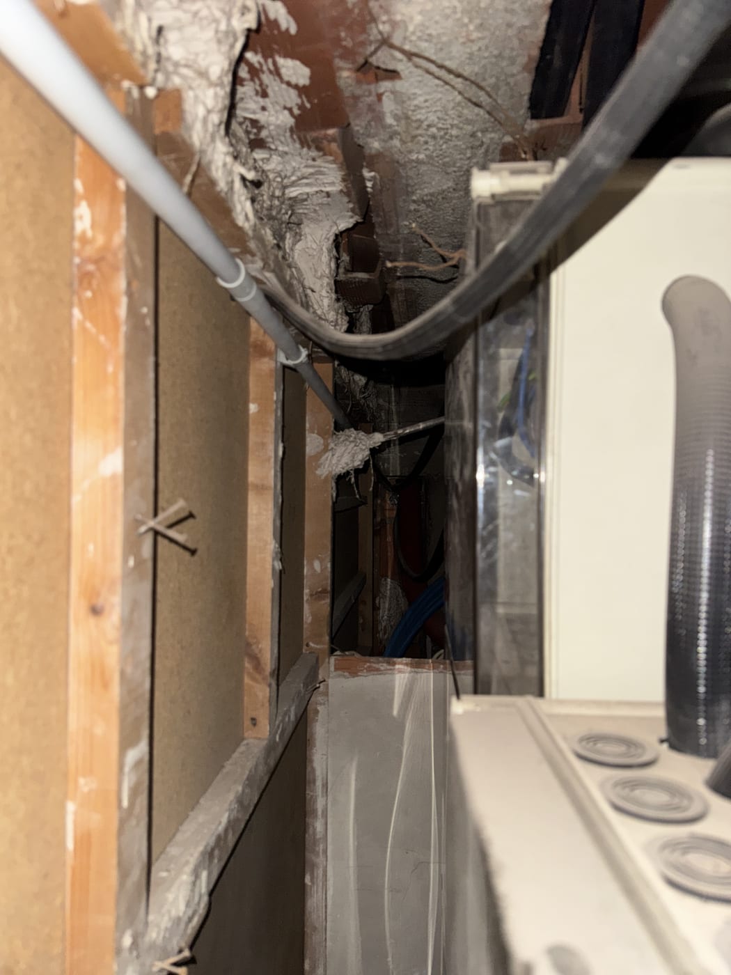 Canalización con tubo en comunidad de vecinos: Falso techo: tramo final