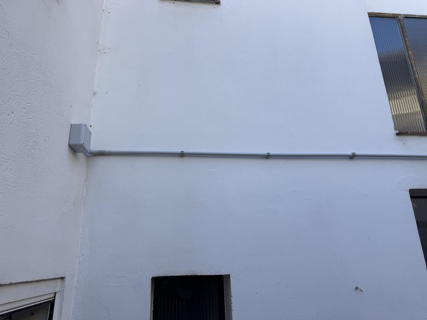 Canalización con tubo en comunidad de vecinos: Patio interior: caja de registro