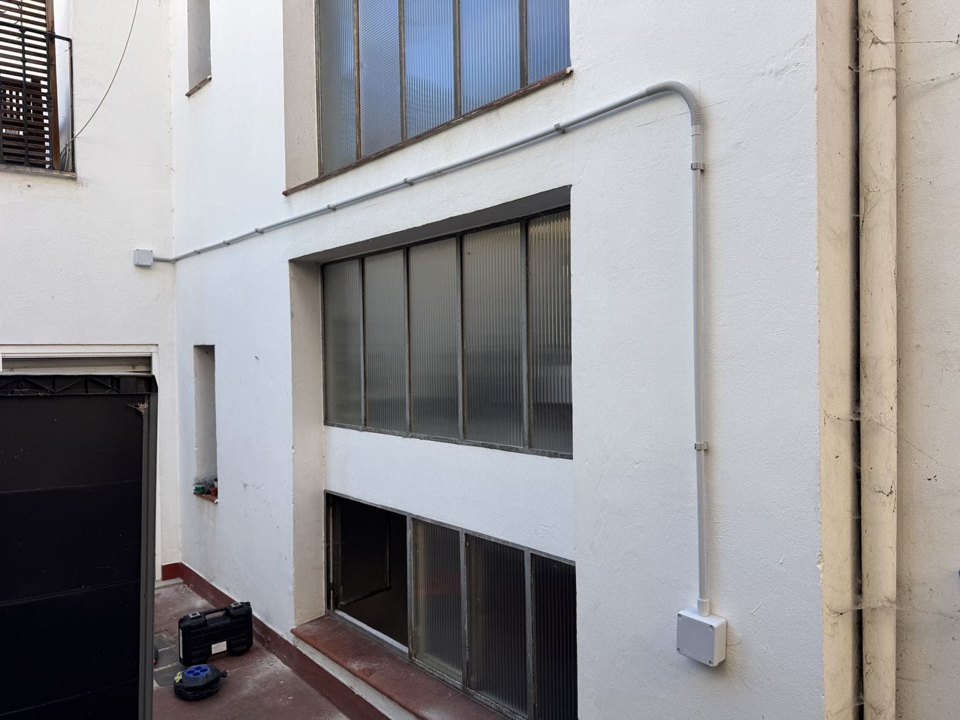 Canalización con tubo en comunidad de vecinos: Patio interior: bajada y caja de registro