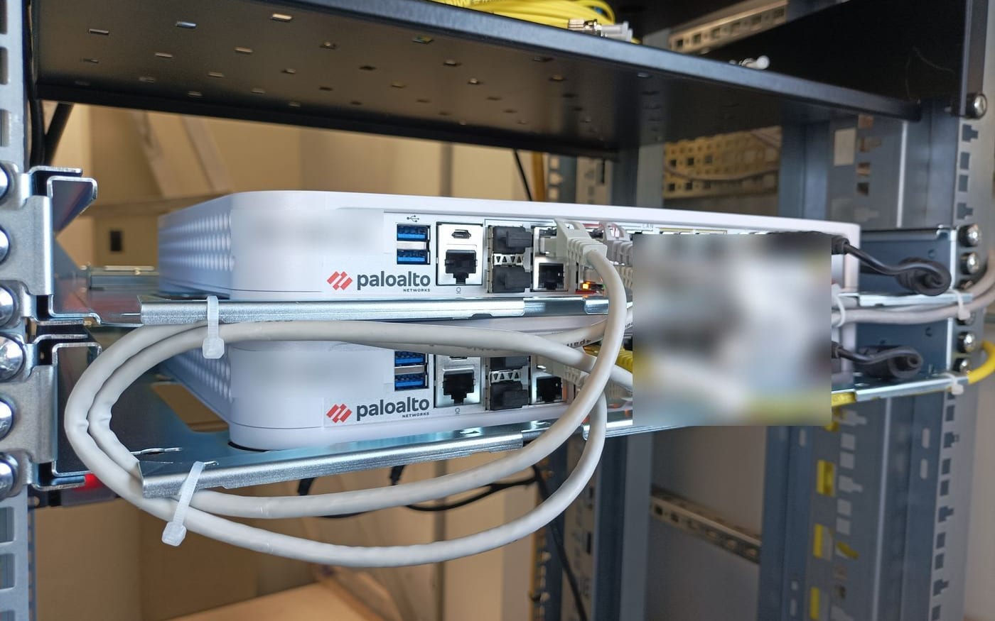 Instalación de equipos y peinado de cableado en rack de empresa: Equipos de red en bandeja