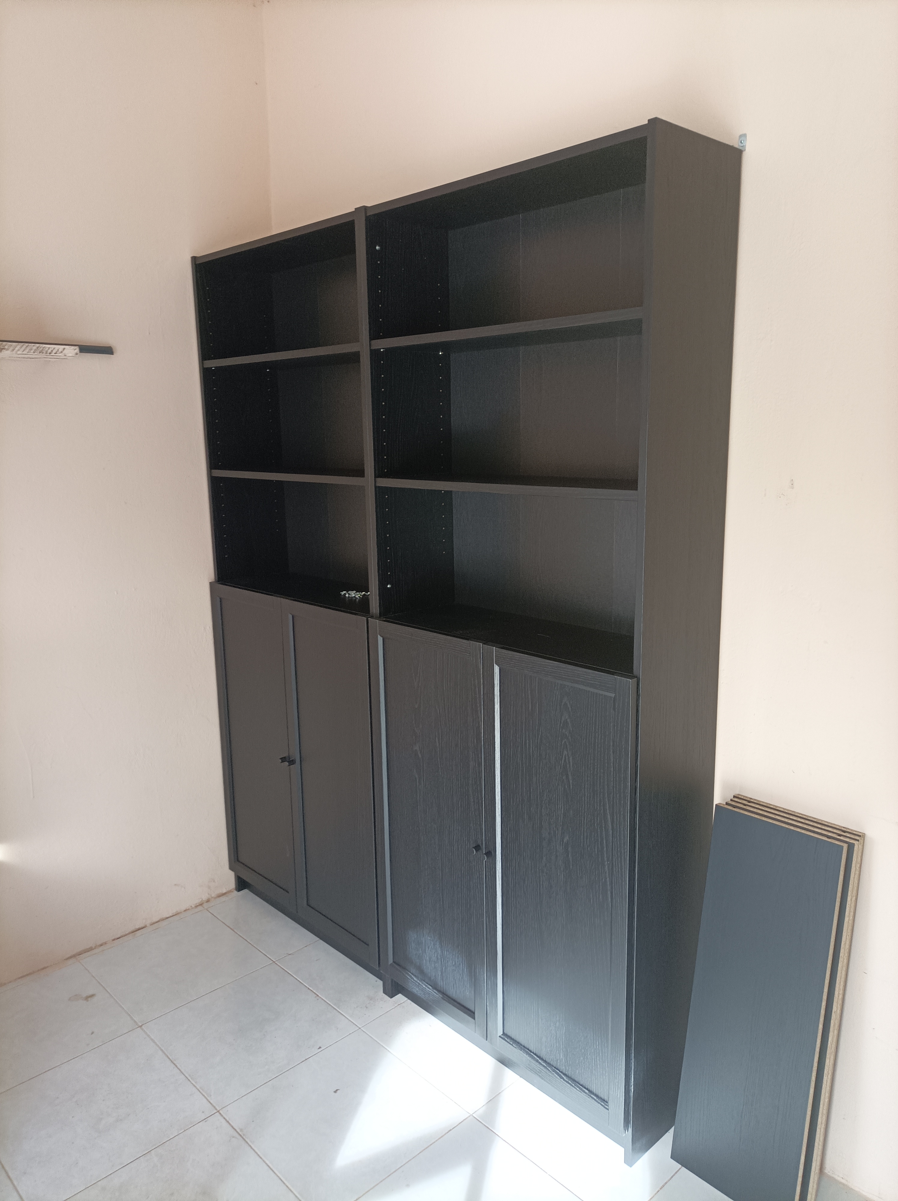 Después: Estantería BILLY grafito