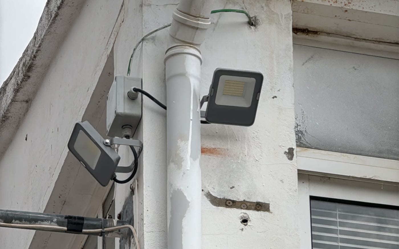 Focos LED de exterior en fachada: Proyectores y caja de conexión
