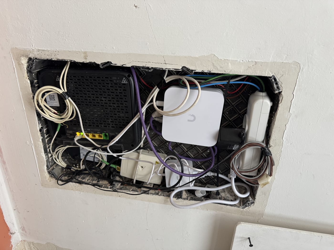 Red WiFi UniFi en vivienda: Gateway UniFi junto al router en el registro