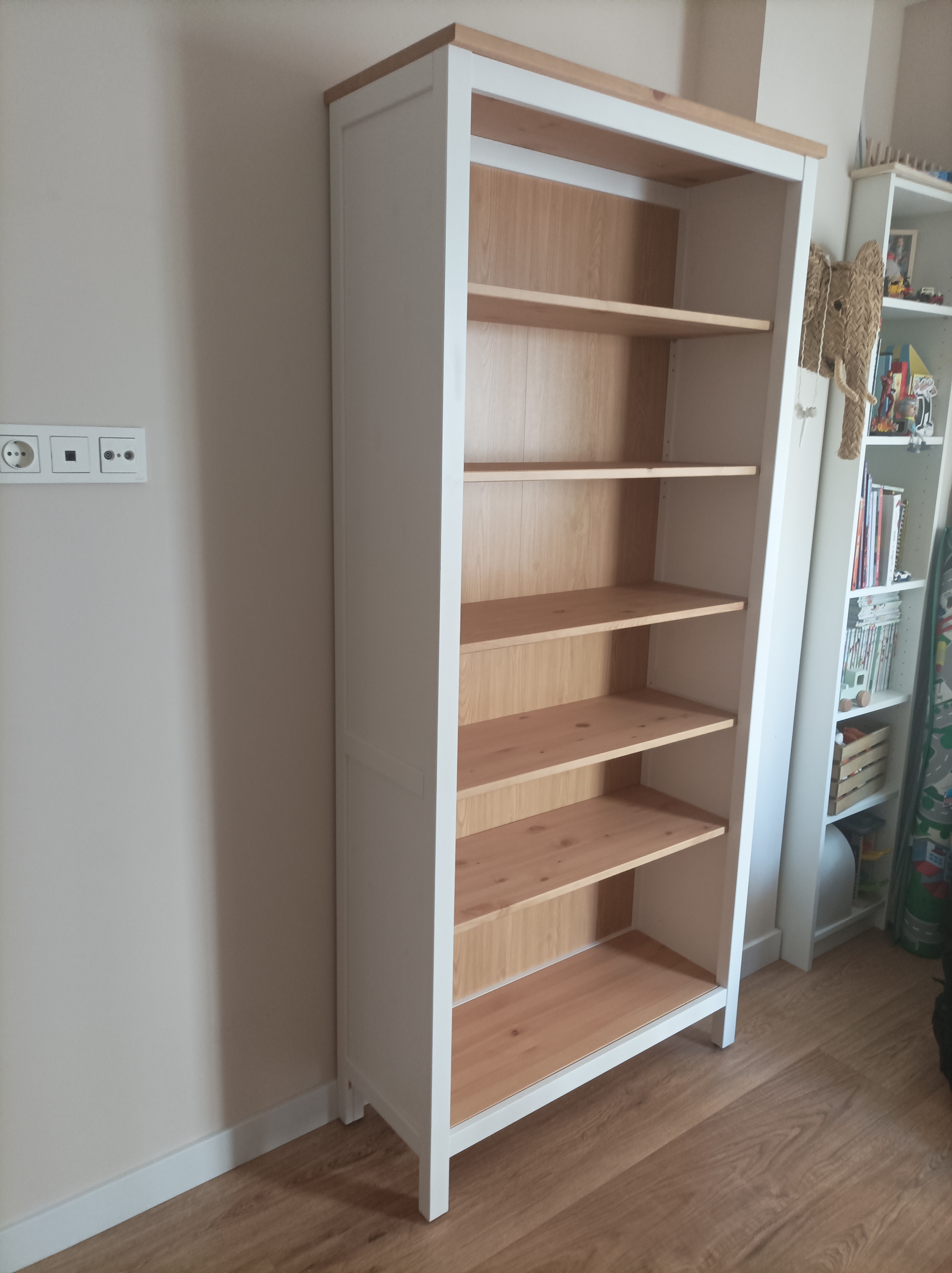 Después: Librería HEMNES blanca y pino