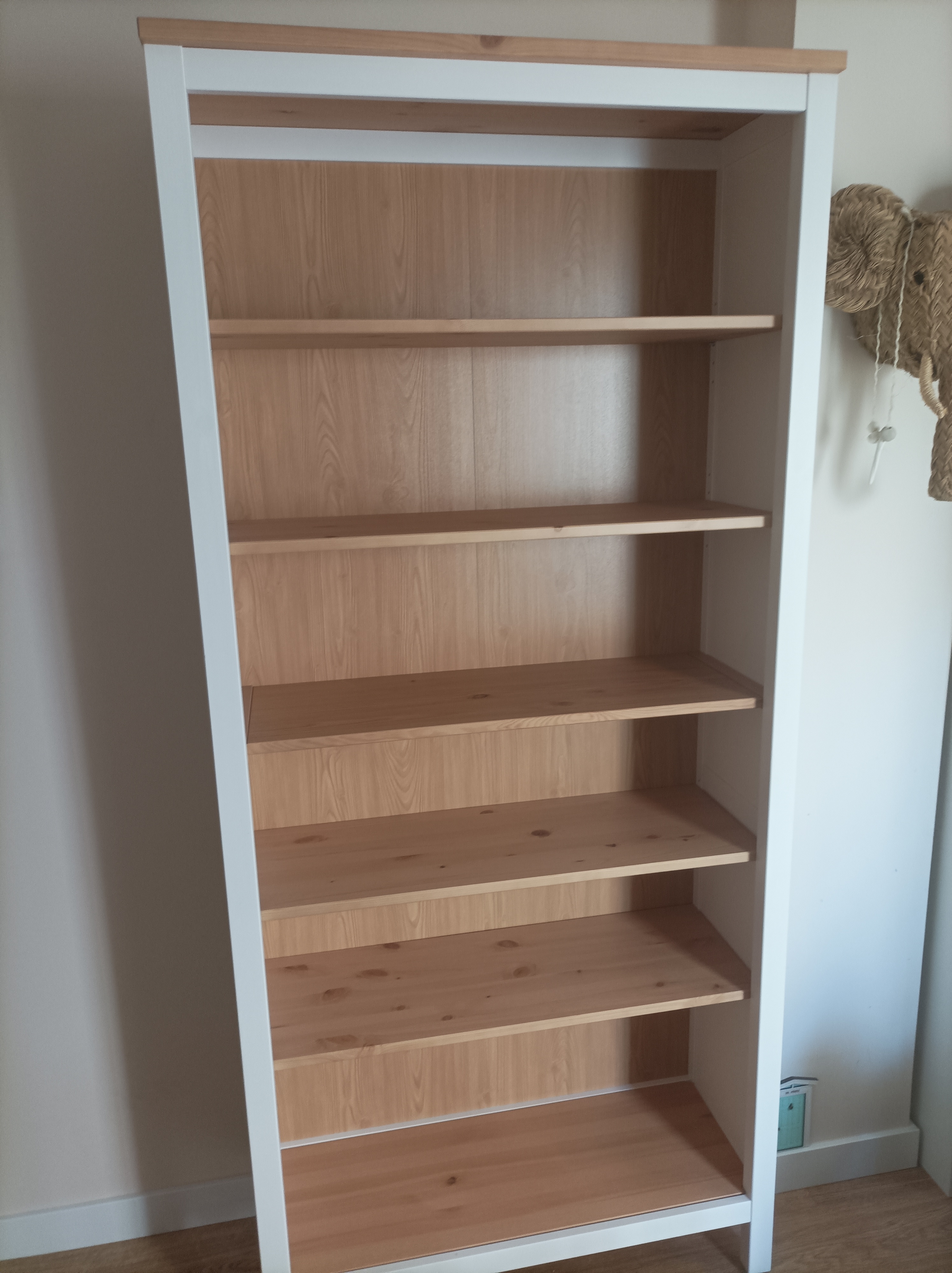 Después: Librería HEMNES pino