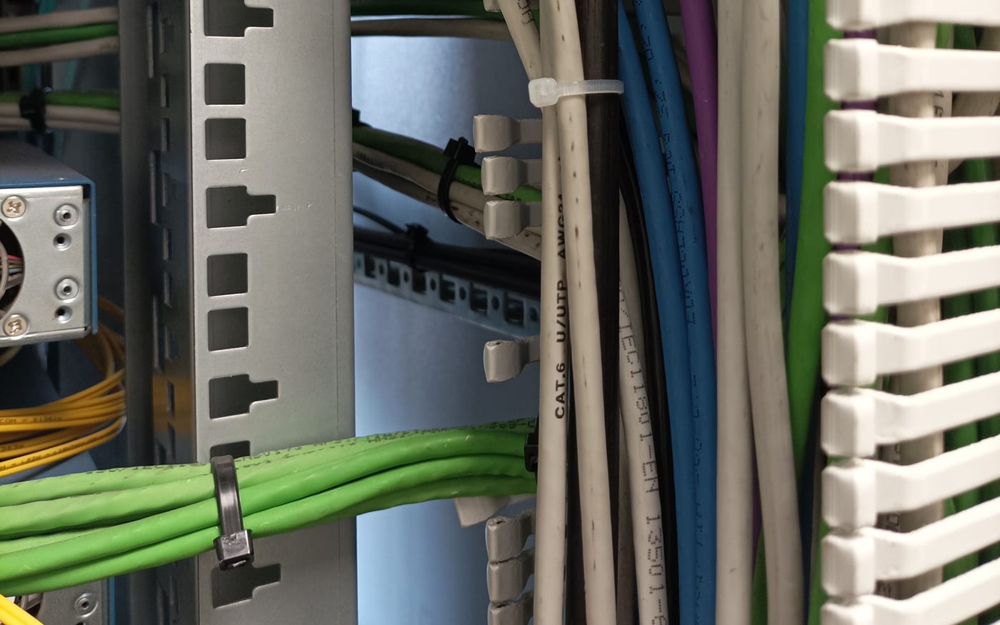 Instalación de equipos y peinado de cableado en rack de empresa: Cableado peinado por los pasahilos