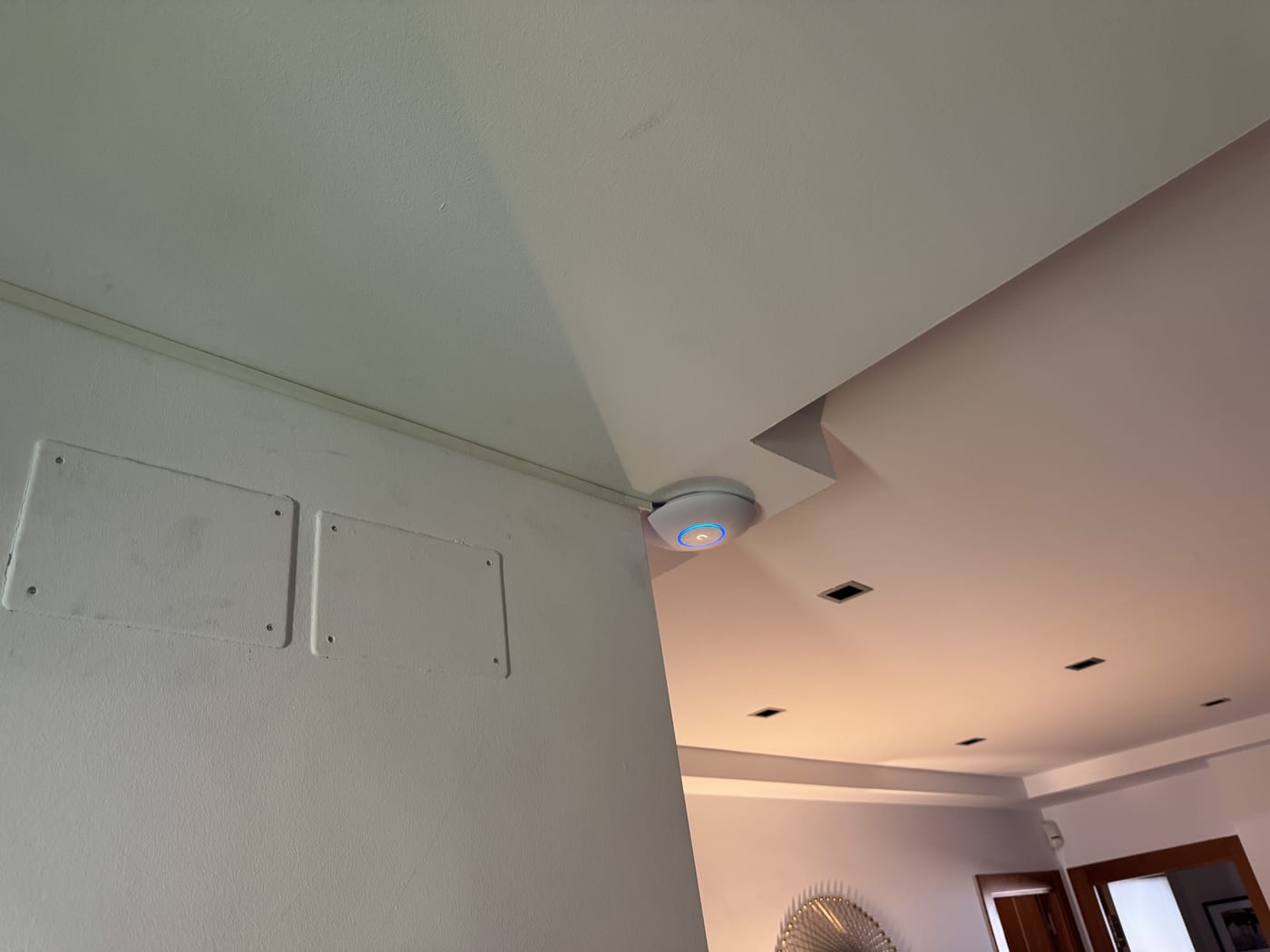 Red WiFi UniFi en vivienda: Punto de acceso en techo