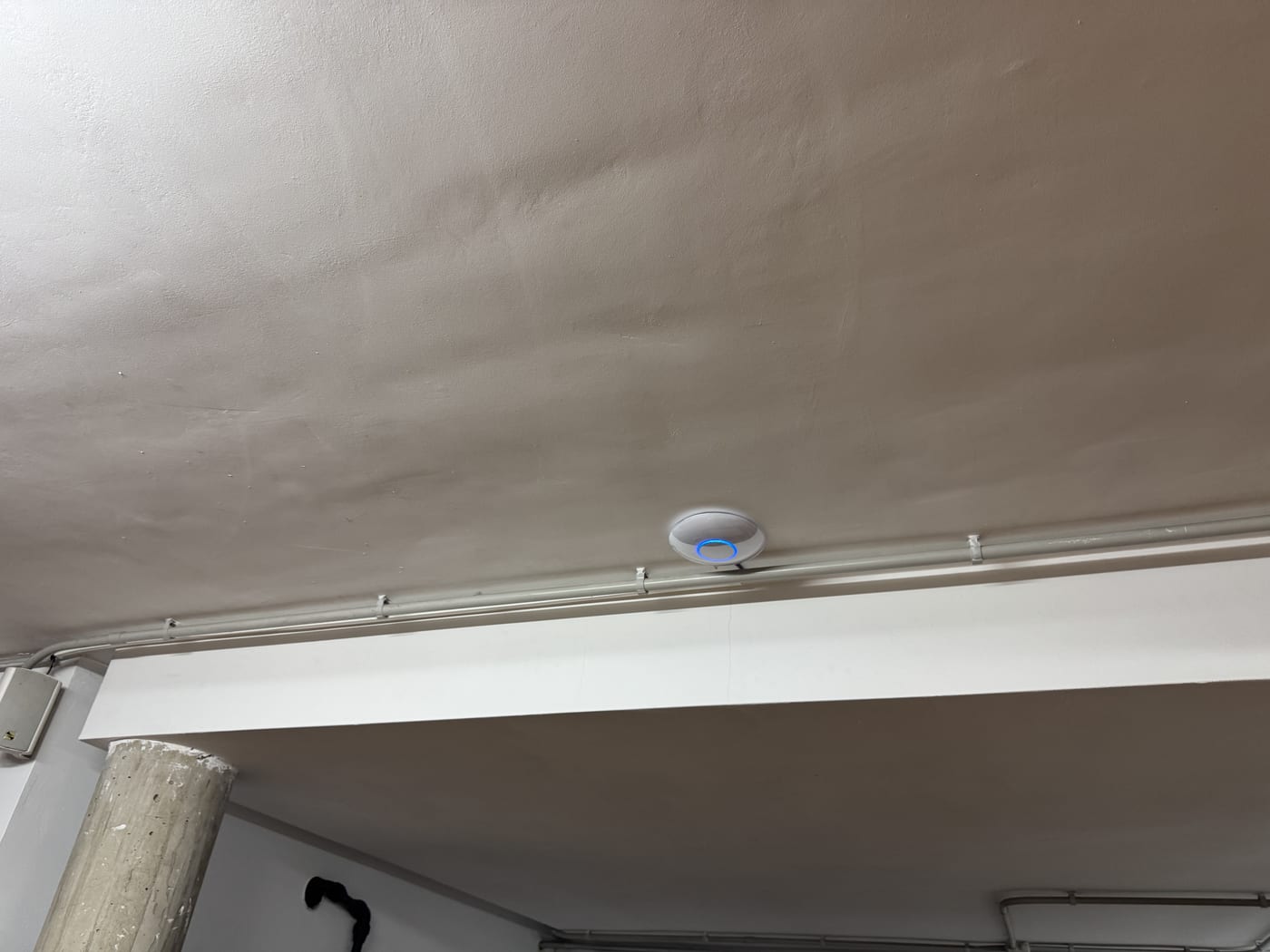Red WiFi UniFi en vivienda: Punto de acceso con cableado bajo tubo