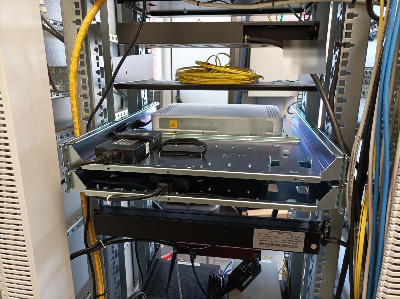 Instalación de equipos y peinado de cableado en rack de empresa: Bandejas de equipos y PDU