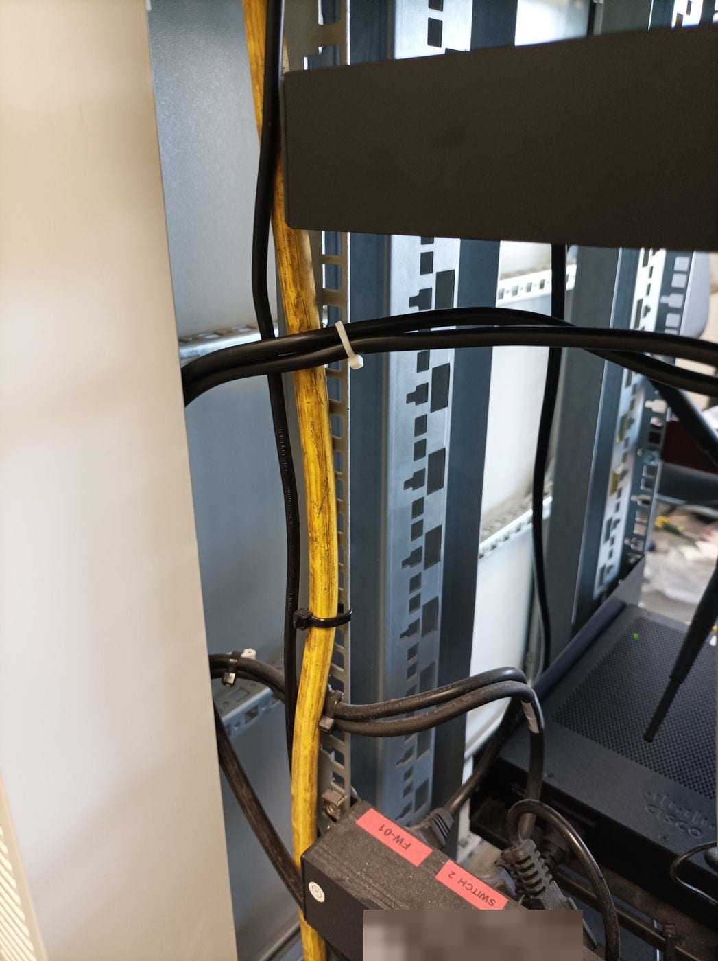 Instalación de equipos y peinado de cableado en rack de empresa: Cableado lateral sujeto al montante