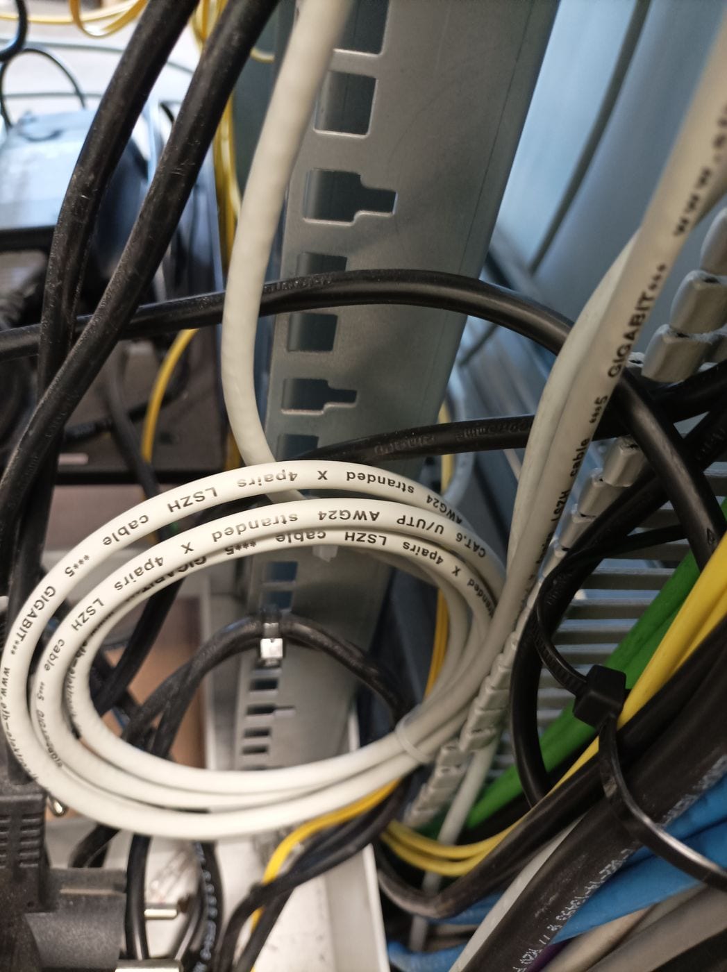 Instalación de equipos y peinado de cableado en rack de empresa: Latiguillo sobrante recogido