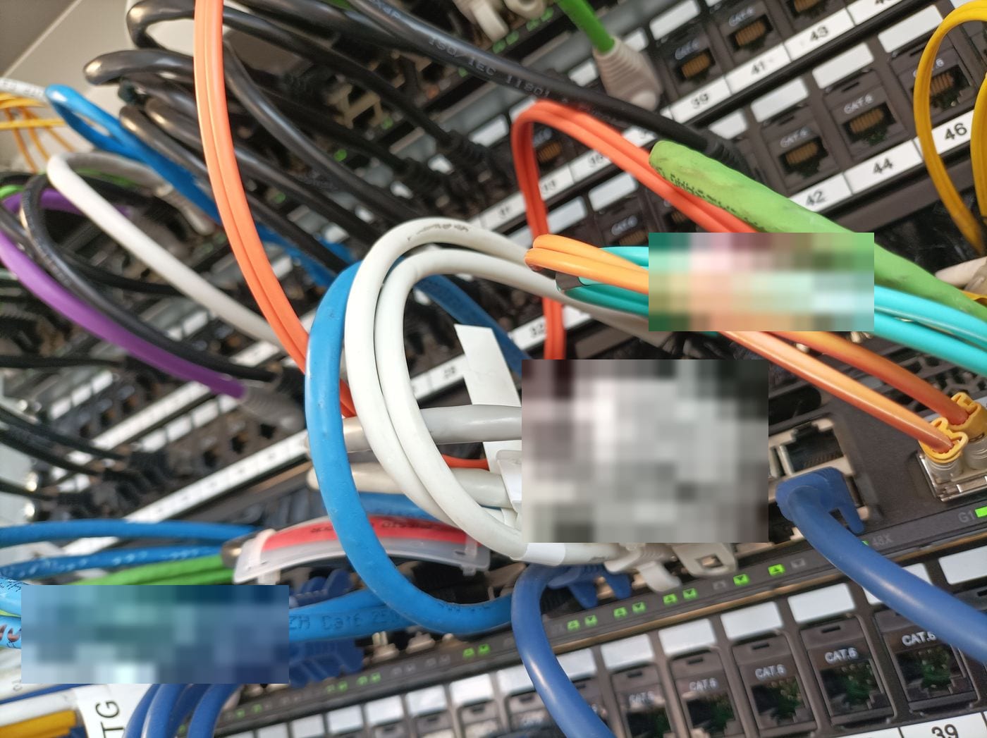 Instalación de equipos y peinado de cableado en rack de empresa: Latiguillos de fibra y cobre