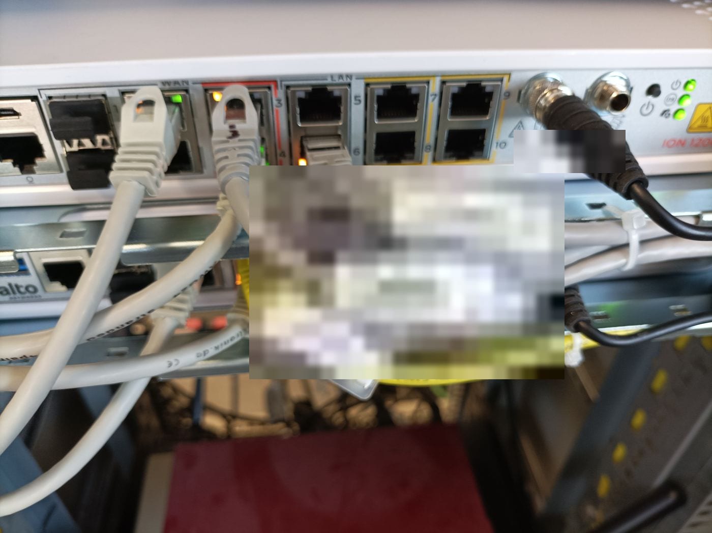 Instalación de equipos y peinado de cableado en rack de empresa: Latiguillos identificados en origen
