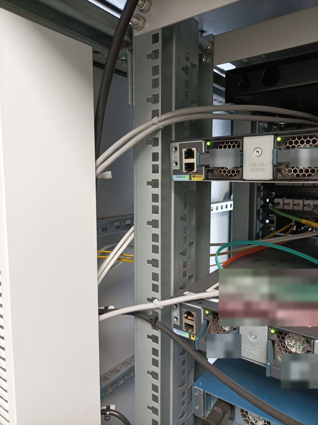 Instalación de equipos y peinado de cableado en rack de empresa: Montantes y cableado de los switches
