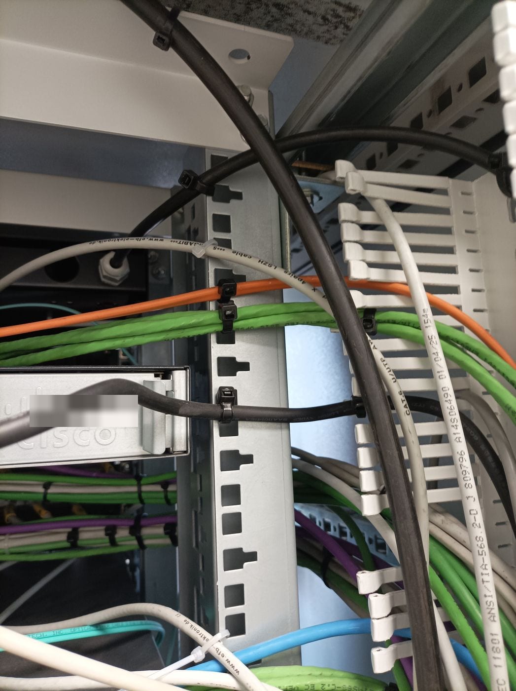 Instalación de equipos y peinado de cableado en rack de empresa: Cableado por los pasahilos