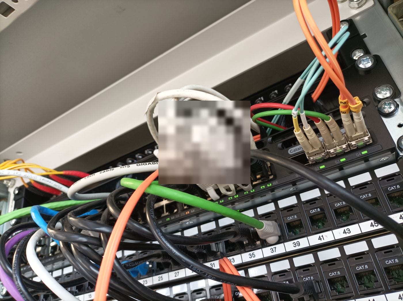 Instalación de equipos y peinado de cableado en rack de empresa: Patch panel y switch