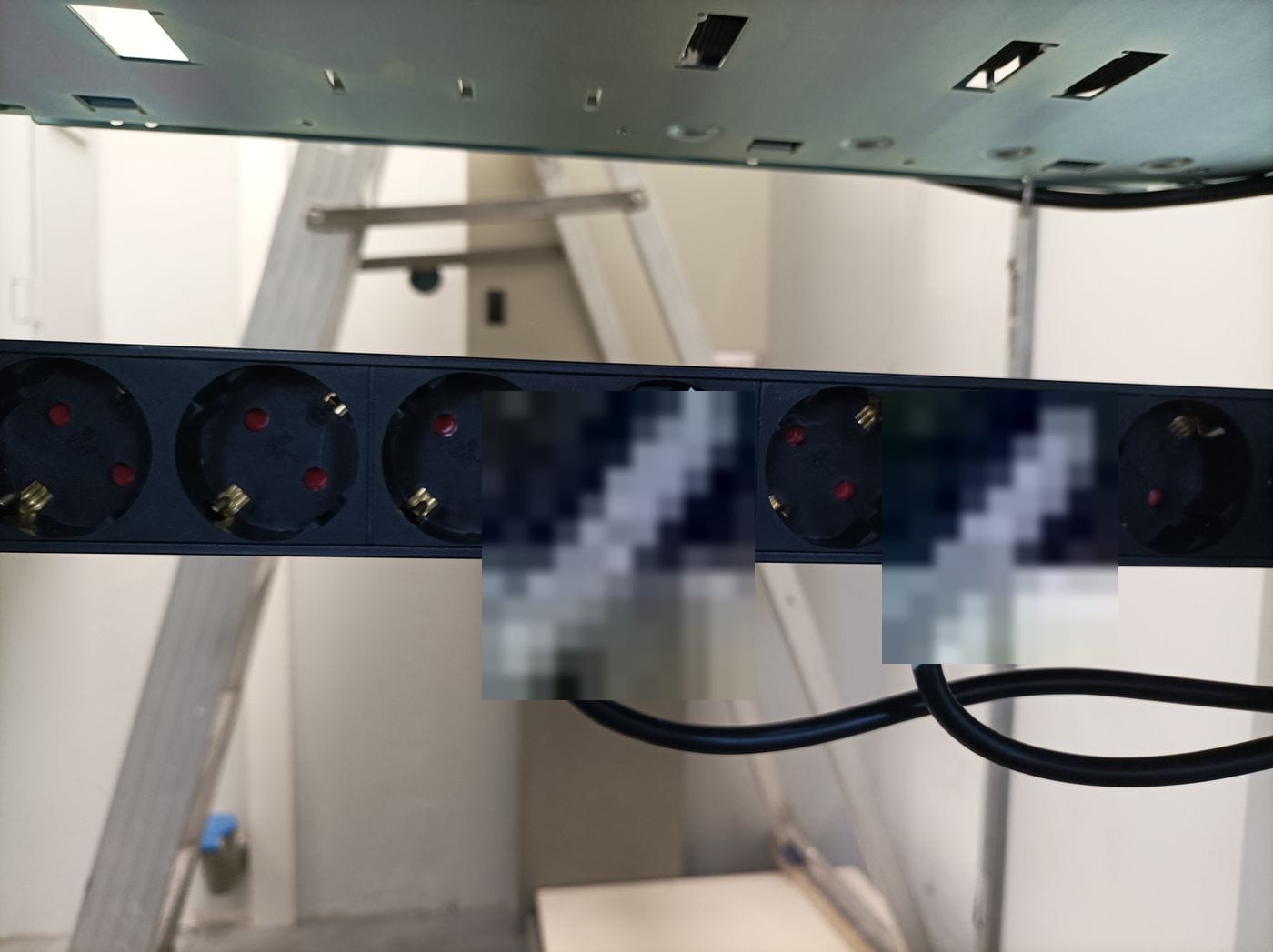 Instalación de equipos y peinado de cableado en rack de empresa: Regleta con cada alimentación etiquetada
