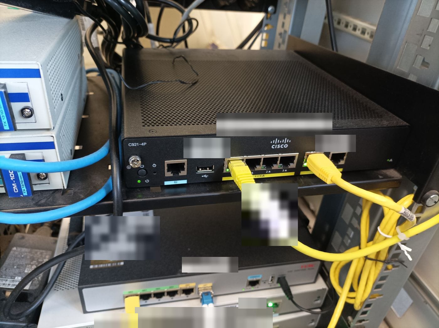 Instalación de equipos y peinado de cableado en rack de empresa: Router en bandeja