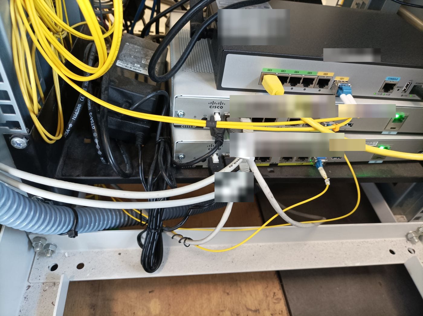 Instalación de equipos y peinado de cableado en rack de empresa: Routers con enlaces de fibra