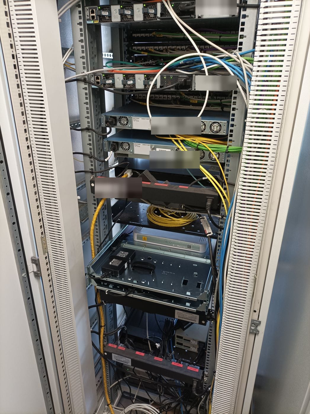 Instalación de equipos y peinado de cableado en rack de empresa: Switches y alimentación