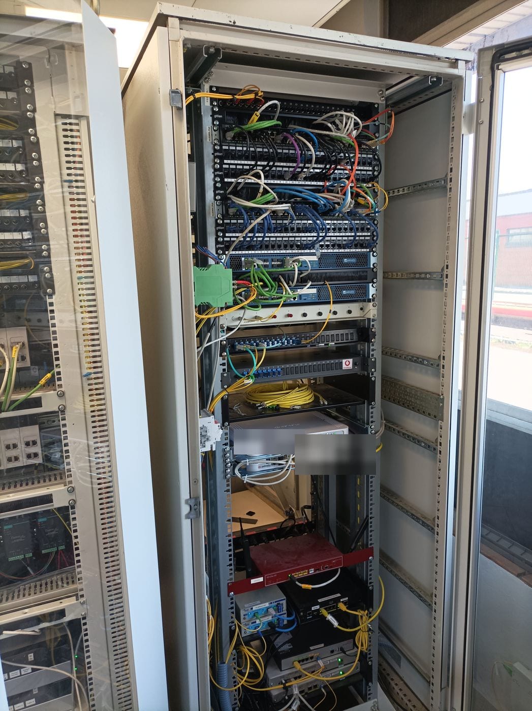 Instalación de equipos y peinado de cableado en rack de empresa: Vista general del armario