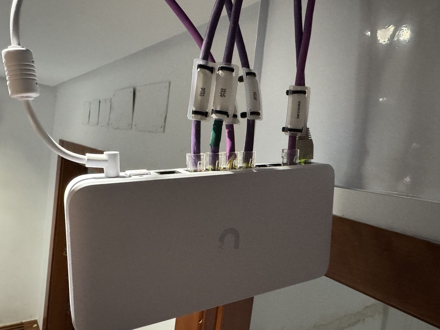 Red WiFi UniFi en vivienda: Switch PoE con cableado etiquetado