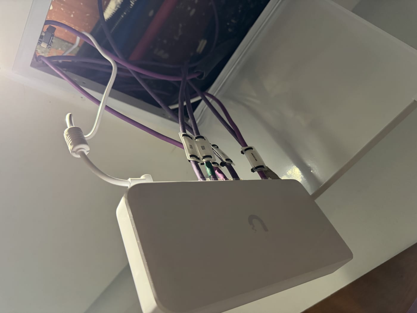 Red WiFi UniFi en vivienda: Llegada de los cables al switch
