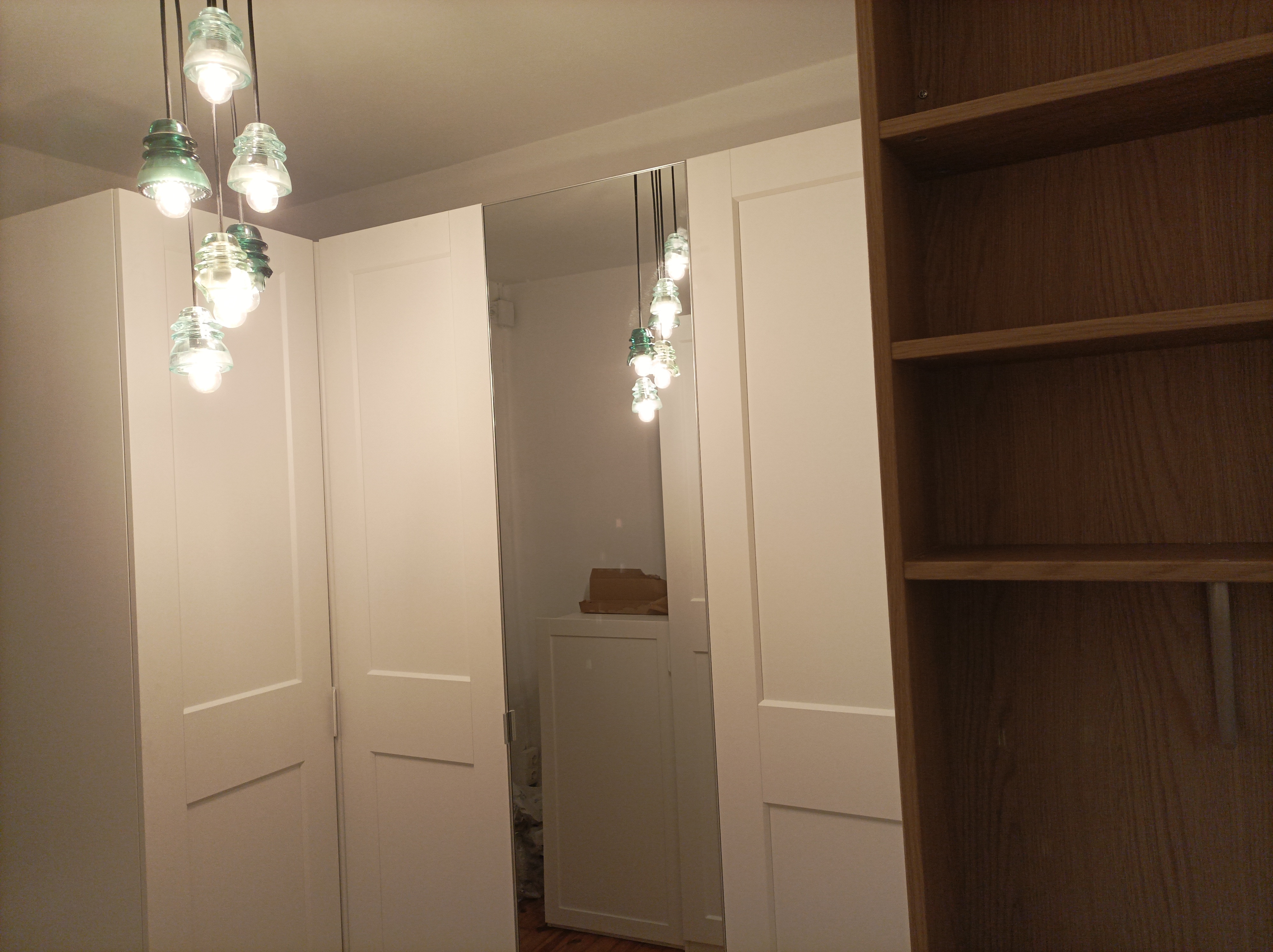 Después: Vestidor PAX esquinero con espejo e iluminación
