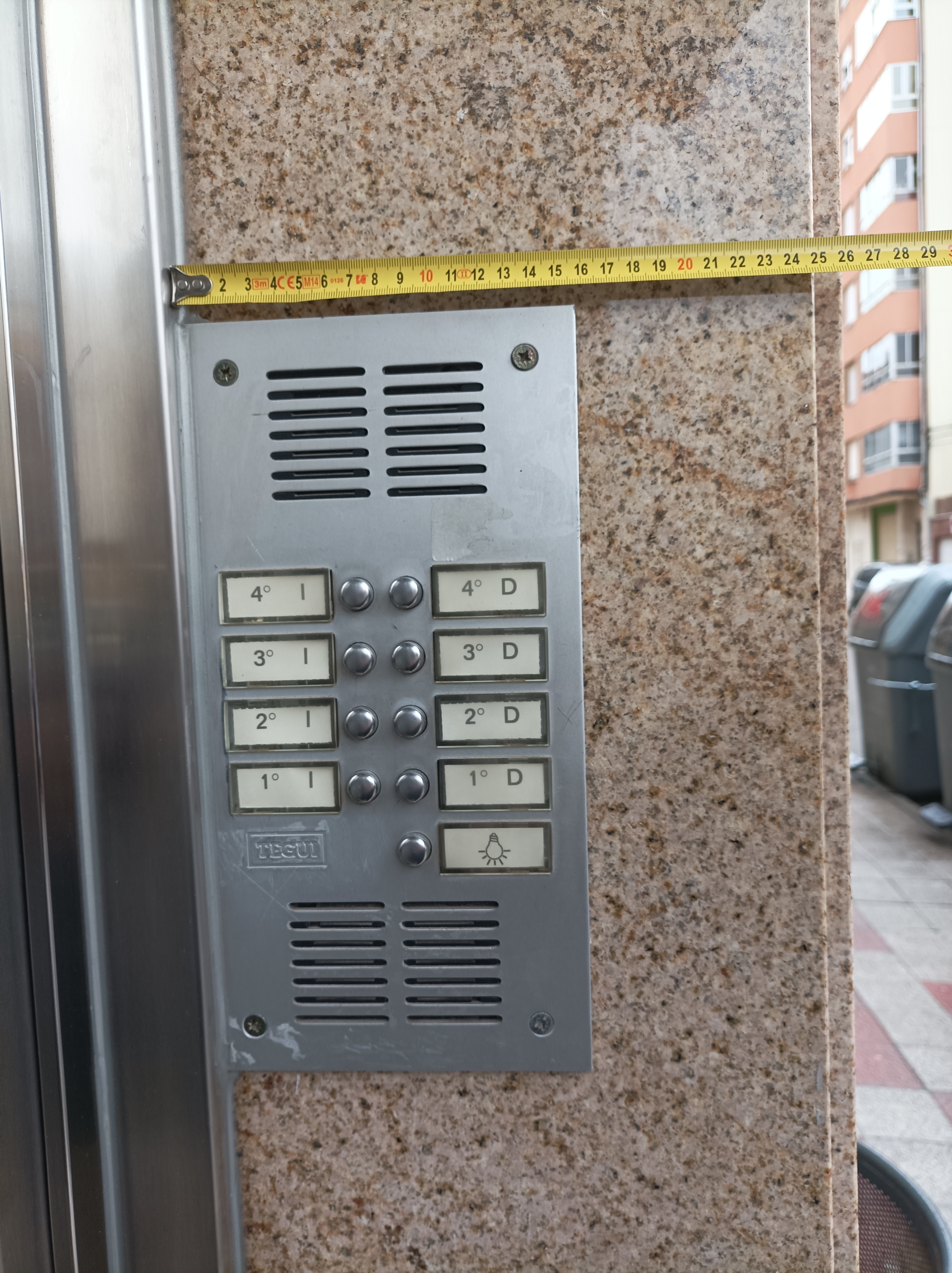 Antes: Sustitución de portero analógico por placa de videoportero ALCAD