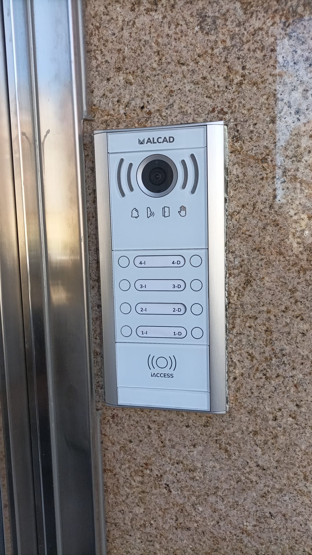 Después: Sustitución de portero analógico por placa de videoportero ALCAD