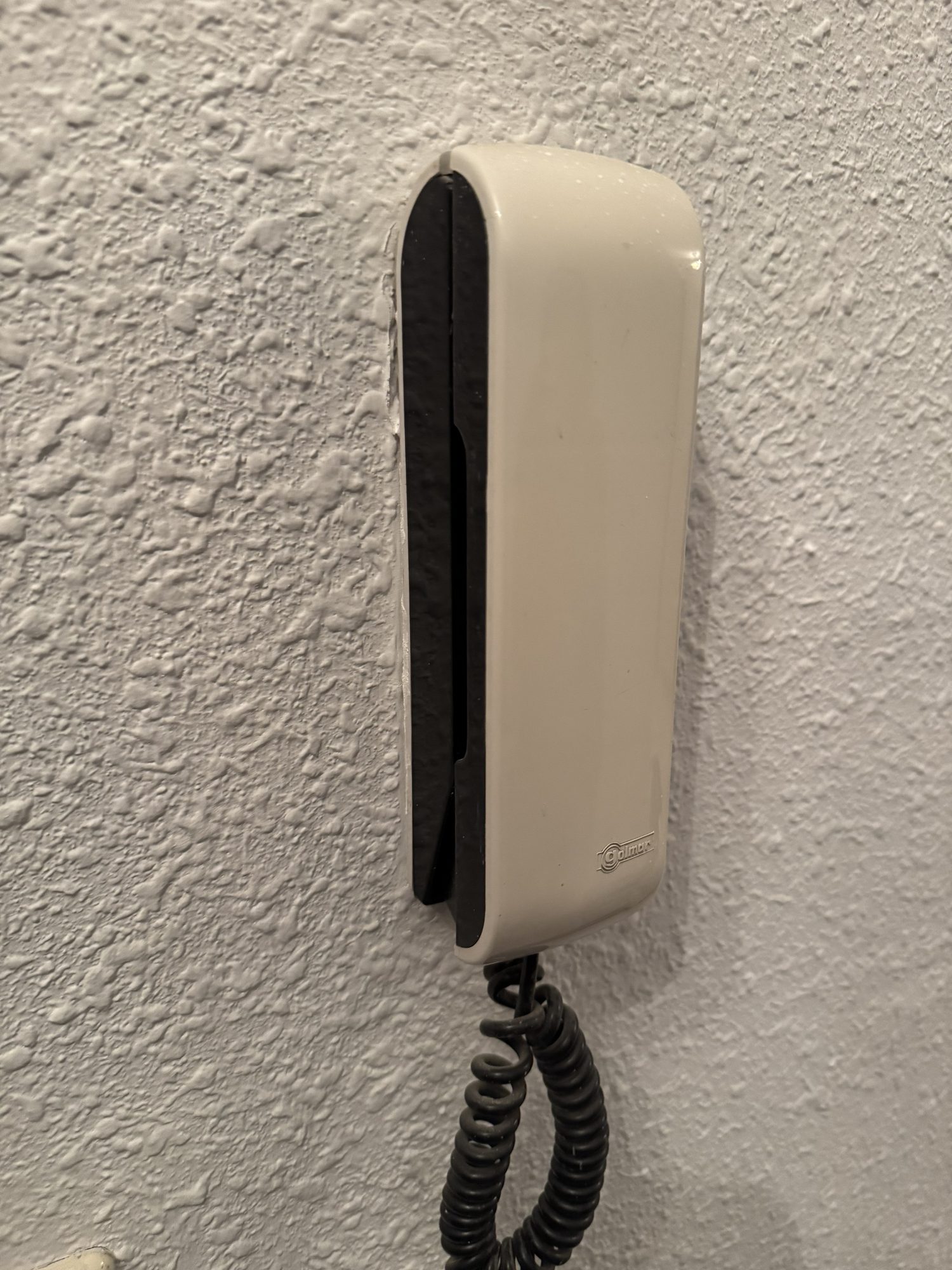 Antes: Sustitución de telefonillo por monitor de videoportero en vivienda